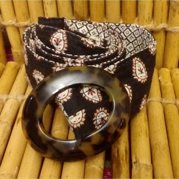 Vera Bradley Accessories - EUC VERA BRADLEY Black/Red Floral Paisley Belt Black/Brown Oval Closure Large